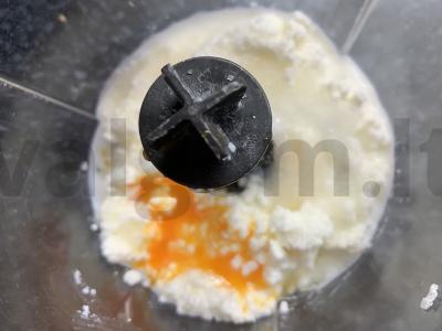 Varškės sumuštiniai su razinomis ir raudonosiomis serbentėmis Žingsnis 1