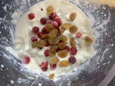 Varškės sumuštiniai su razinomis ir raudonosiomis serbentėmis Žingsnis 2