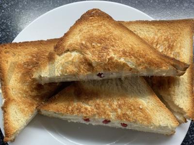 Varškės sumuštiniai su razinomis ir raudonosiomis serbentėmis Žingsnis 6