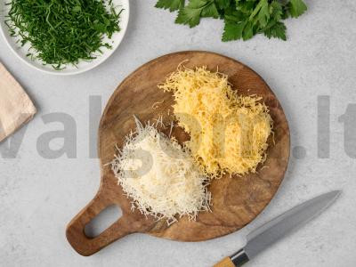 Žuvies ir bulvių patiekalas su krabų lazdelėmis Žingsnis 1