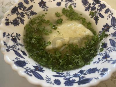 Sriuba su svogūnų ritiniais ir česnaku pagrindine nuotrauka