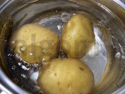 Salotas „Olivje su žaliu obuoliu“ Žingsnis 1