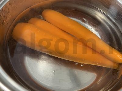 Salotas „Olivje su žaliu obuoliu“ Žingsnis 2