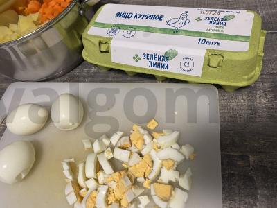 Salotas „Olivje su žaliu obuoliu“ Žingsnis 3