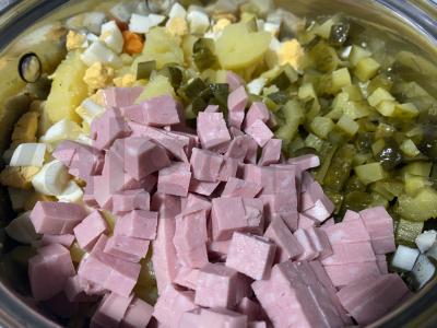 Salotas „Olivje su žaliu obuoliu“ Žingsnis 4