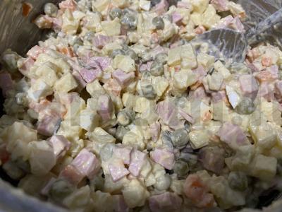 Salotas „Olivje su žaliu obuoliu“ Žingsnis 7