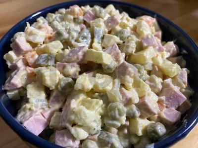 Salotas „Olivje su žaliu obuoliu“ pagrindine nuotrauka