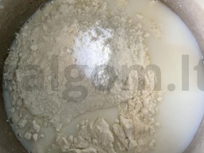 Pieniniai blynai su razinomis ir kondensuotu pienu Žingsnis 2