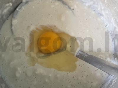 Pieniniai blynai su razinomis ir kondensuotu pienu Žingsnis 3