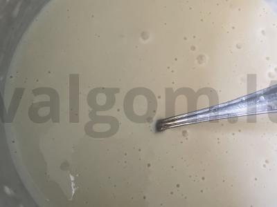 Pieniniai blynai su razinomis ir kondensuotu pienu Žingsnis 4