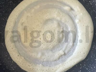 Pieniniai blynai su razinomis ir kondensuotu pienu Žingsnis 5