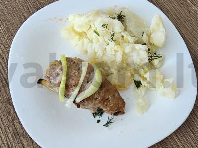 Lula kebabas su marinuotais svogūnais pagrindine nuotrauka