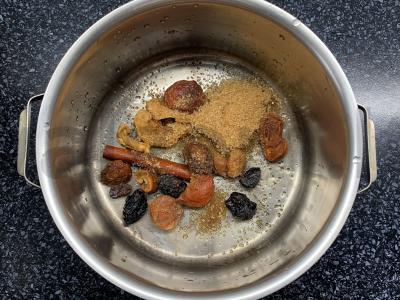 Džiovintų vaisių, cinamono, spanguolių ir rudųjų cukraus gėrimas Žingsnis 1