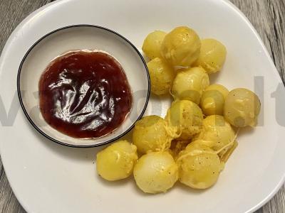 Keptas mažas bulvės su sūriu pagrindine nuotrauka