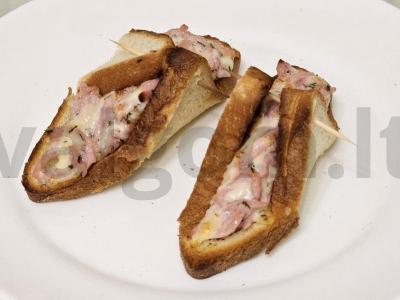 Krustingos tartaletės su dešra ir sūriu pagrindine nuotrauka