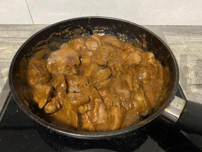 Vištienos kepenėlės grietinėlės ir pomidorų padaže Žingsnis 4