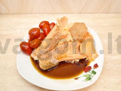 Vaivorykštinė upėtakis orkaitėje pagrindine nuotrauka