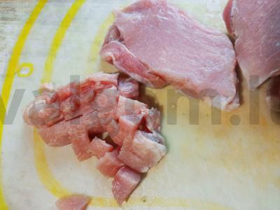 Kepta kiauliena su moliūgu, žolelėmis, šafranu ir česnaku Žingsnis 1