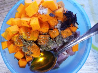 Kepta kiauliena su moliūgu, žolelėmis, šafranu ir česnaku Žingsnis 3