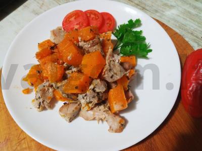 Kepta kiauliena su moliūgu, žolelėmis, šafranu ir česnaku pagrindine nuotrauka