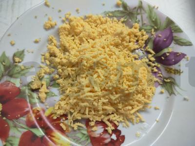 Salotas „Mimoza“ su sūriu ir morkomis Žingsnis 4