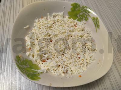 Salotas „Mimoza“ su sūriu ir morkomis Žingsnis 7