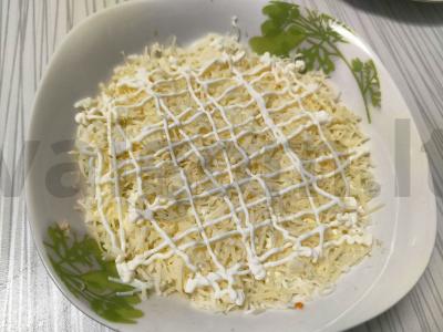 Salotas „Mimoza“ su sūriu ir morkomis Žingsnis 8