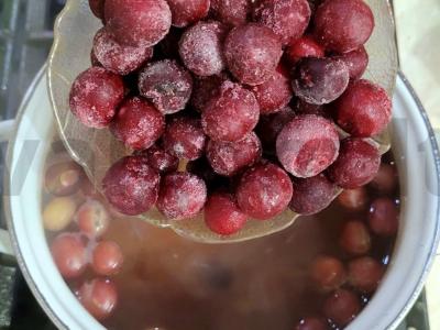 Gaivus serbentų ir vyšnių kompotas su agrastais Žingsnis 1