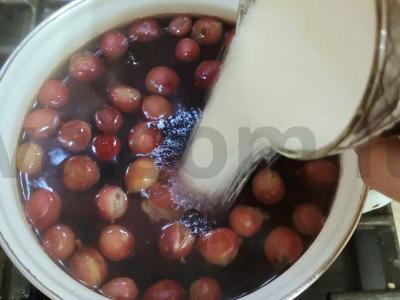 Gaivus serbentų ir vyšnių kompotas su agrastais Žingsnis 3