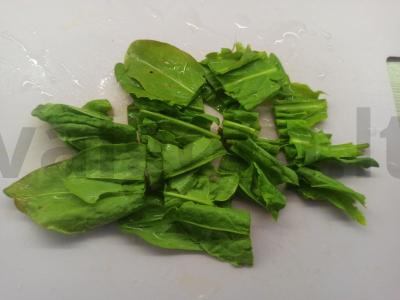 Lengvas salotas su šviežiu obuoliu, morkomis ir rūgštynėmis Žingsnis 2