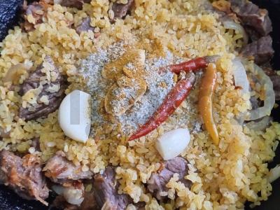 Bulguro plovas su jautiena, čili pipirais ir česnaku Žingsnis 10