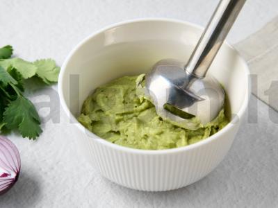 Avokado ir svogūnų krekeriai Žingsnis 2