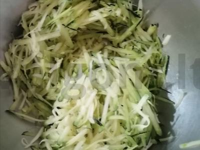 Cukinijų blynai su avižomis ant grotelių Žingsnis 1