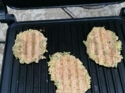 Cukinijų blynai su avižomis ant grotelių Žingsnis 5