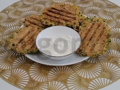 Cukinijų blynai su avižomis ant grotelių pagrindine nuotrauka