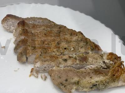 Kiaulienos kotletas su provanso žolelėmis pomidorų padaže pagrindine nuotrauka