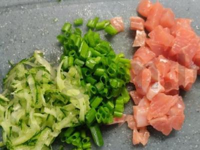 Užkandis ryžių popieriuje su raudona žuvimi Žingsnis 3