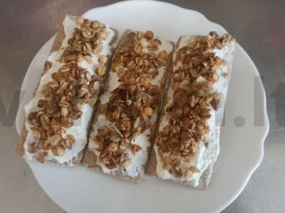 Saldūs duonos kepiniai su varške ir muesli pagrindine nuotrauka