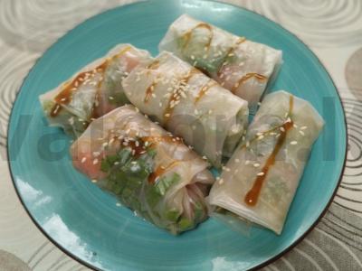 Užkandis ryžių popieriuje su raudona žuvimi pagrindine nuotrauka