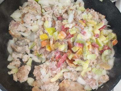 Makaronai su mėsos faršu ir paprikomis Žingsnis 4