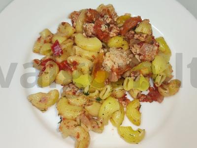 Makaronai su mėsos faršu ir paprikomis pagrindine nuotrauka