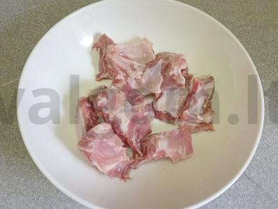 Kepti kiaulienos šonkauliai su bulvėmis ir paprika Žingsnis 1