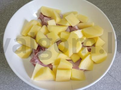 Kepti kiaulienos šonkauliai su bulvėmis ir paprika Žingsnis 2