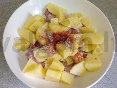 Kepti kiaulienos šonkauliai su bulvėmis ir paprika Žingsnis 4