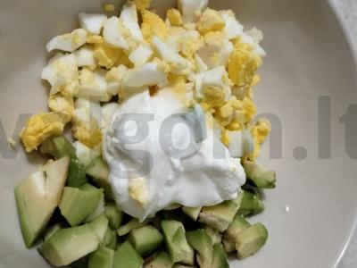 Sumuštiniai su avokadu, kiaušiniu ir granatu Žingsnis 2