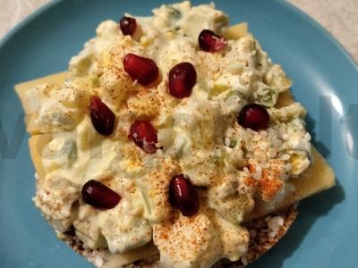 Sumuštiniai su avokadu, kiaušiniu ir granatu pagrindine nuotrauka