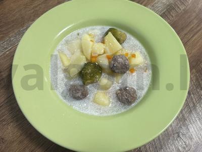 Grietinėlės sriuba su meatballs ir Briuselio kopūstais pagrindine nuotrauka