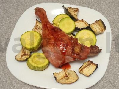 Anties šlaunelė marinatu su cinamonu, kepta su cukinija ir baklažanu pagrindine nuotrauka