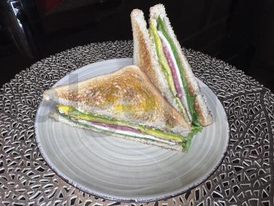 Sumuštinis su sūriu ir kiaušiniu pagrindine nuotrauka