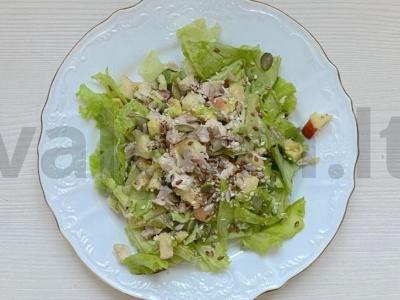 Salotos su vištiena, obuoliu ir avokadu vakarienei pagrindine nuotrauka